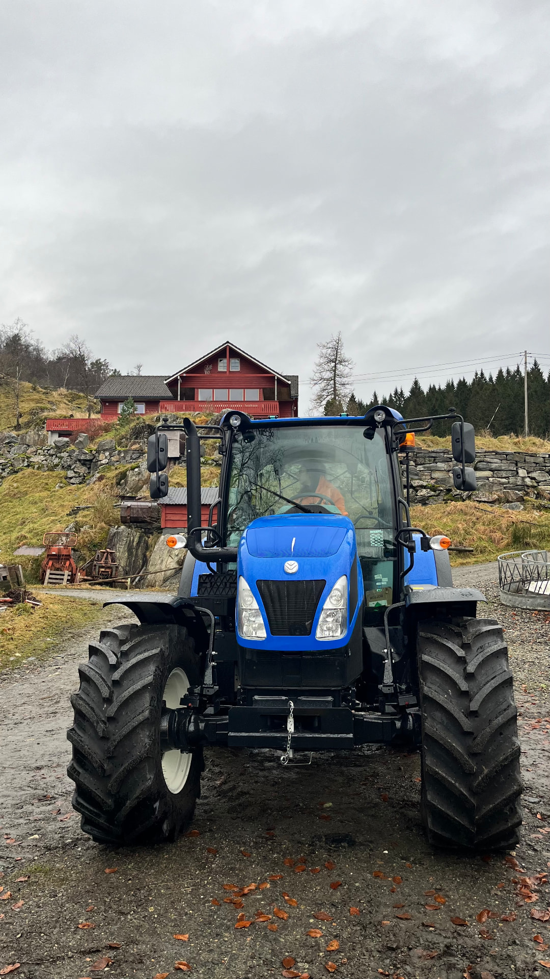 Traktor på tunet på Totlandgard
